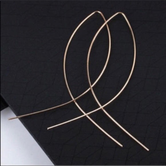 🐠 Trendy Fish Shaped Earrings - Picture 3 of 4